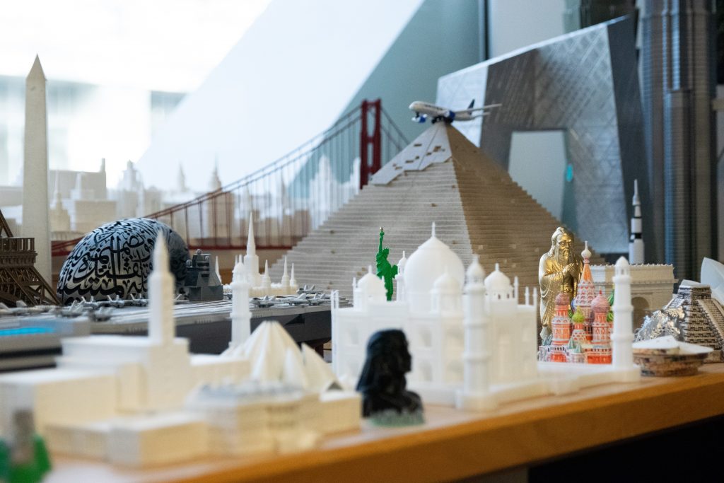 Several 3D printed models, including the Great Pyramid of Giza, the Taj Mahal, the Arc de Triomphe, the Golden Gate Bridge, and more.